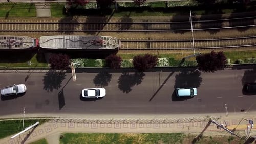 Blick von oben nach unten auf die Autobahn, geschäftige Stadt, Hauptverkehrszeit, starker Stau, Autobahn und Straßenbahn.