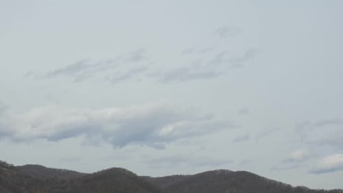 Time-lapse des nuages pendant la saison printanière avec formation rapide des nuages