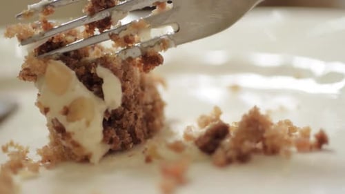 Porción de pastel de zanahoria fresca con tenedor macro shot