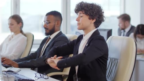 Trabalhadora exercitando-se no escritório