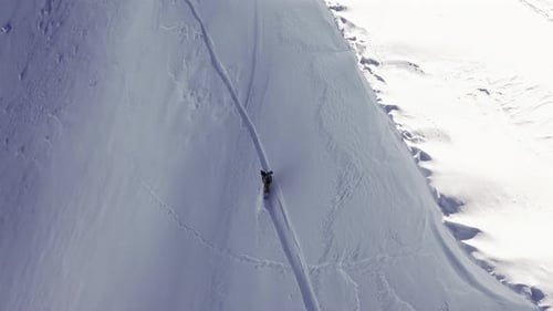 Snowboarder-Solo-Steillauf