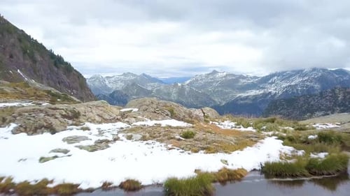 Pequeño lago alpino