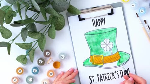 Grußkarte mit weiblichen Händen, St. Patricks Day