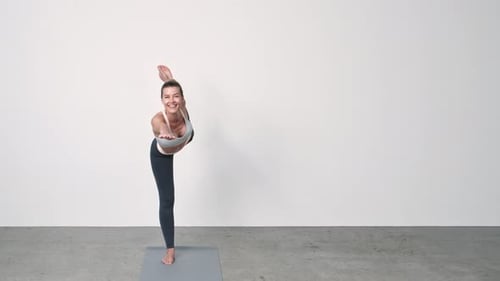 Frau, die Yoga-Tänzerinnen