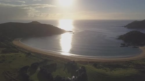 Pôr do sol relaxante na baía