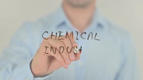 Chemische Industrie, Mann schreibt auf transparentem Bildschirm
