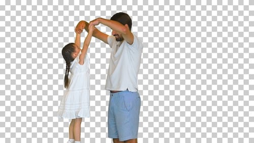 Glücklicher Vater hebt seine kleine Tochter Alpha Channel hoch