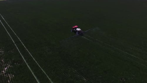 Luftaufnahme eines Traktors, der Grassamenfarm