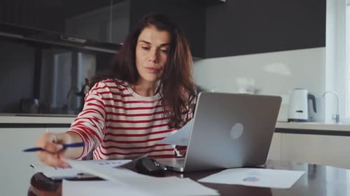 Employé externalisé indépendant travaillant à domicile ayant une réunion en ligne