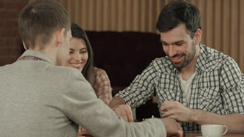 Amigos descansam em um café e jogam xadrez