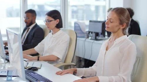 Gens d'affaires travaillant au bureau
