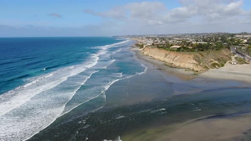 Luftaufnahme von Del Mar North Beach, kalifornischen Küstenklippen und Haus mit blauem Pazifik