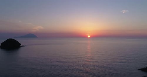 Luftaufnahme eines bunten Sonnenuntergangs über dem Meer Äolischen Inseln