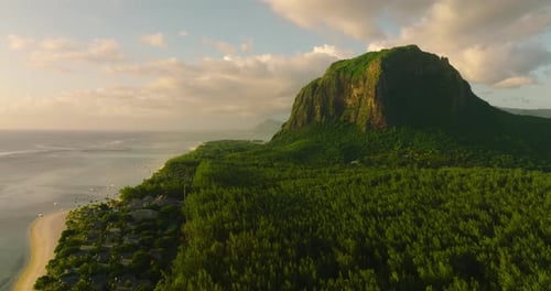 Malerische Landschaft Wilde Natur Tropische Insel mit felsigen Bergen, bewachsenem dichtem grünem Dschungelbaum