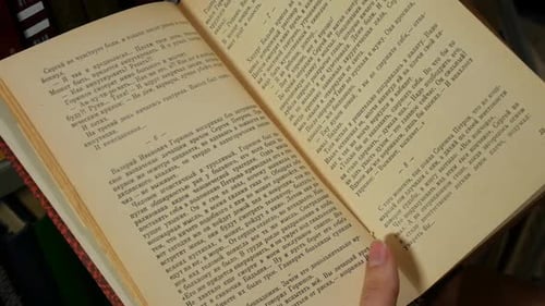 Mädchen sucht etwas in einem alten Buch