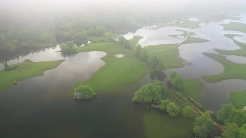 Campagne inondée après de fortes pluies avec champs et routes