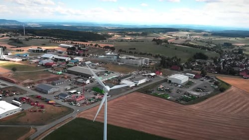 Windmühle mit riesigen rotierenden Schaufeln auf dem Land