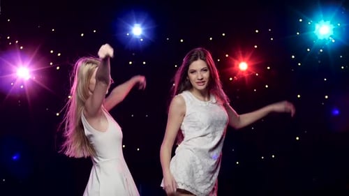 Sexy Frau tanzt zusammen vor Lichtern im Disco-Stil