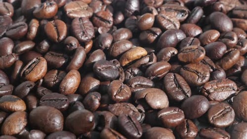 Dunkler Kaffee-Hintergrund mit gerösteten Bohnen 4K