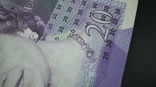 Fünfzig-Pfund-Papierbanknote in Nahaufnahme einer Makroaufnahme mit Dolly-Aufnahme.