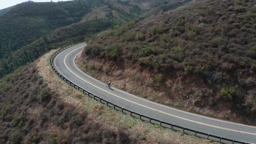 Ciclista 4K en las montañas