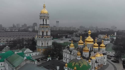 Vista aérea desde arriba de las iglesias del Lavra de Pechersk de Kiev en las colinas desde arriba, ciudad de Kiev, Ucrania.