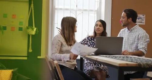 Profesionales creativos milenarios que trabajan en una oficina creativa