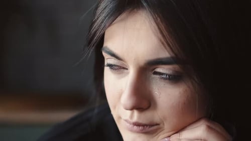 Mittlere Aufnahme eines Opfers häuslicher Gewalt, das zu Hause
