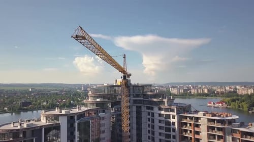 Luftaufnahme des im Bau befindlichen neuen Wohngebäudes.