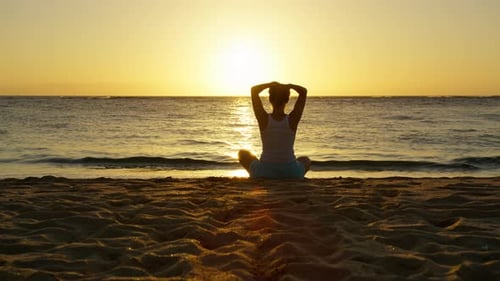 Jeune Yogi Assise En Lotus Pose Devant La Mer Cinématographique Sur Un Coucher De Soleil Doré