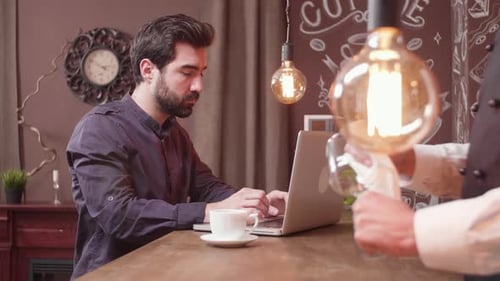 Jeune pigiste travaillant à distance depuis un bar
