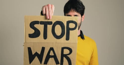 Ukrainischer Junge hält ein Stop-Krieg-Plakat in der Hand