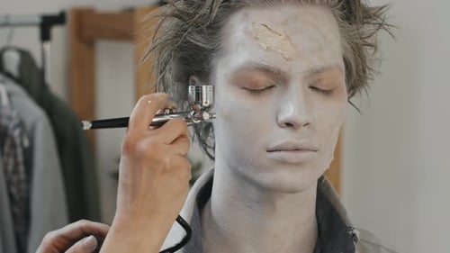 Aplicar maquillaje de zombi en la cara de un actor masculino