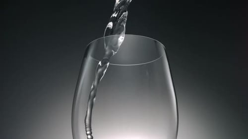 Zeitlupenwasser in Glas gegossen