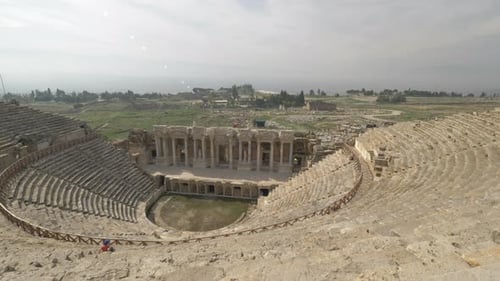 Erkundung des Amphitheaters von Hierapolis in Pamukkale, Türkei