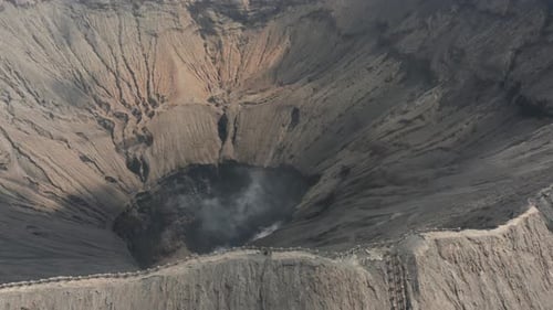 Vue aérienne de l'intérieur du cratère d'un volcan actif