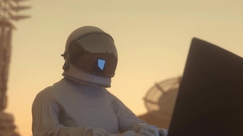 Astronauta trabalha em seu laptop científico em uma colônia espacial em um dos planetas