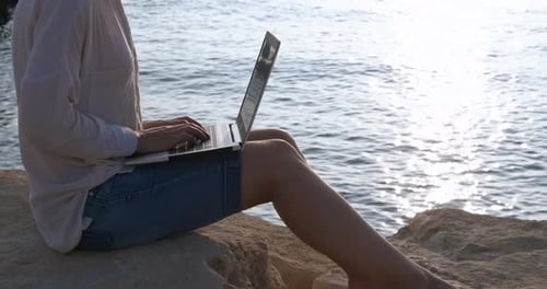 Travailler sur un ordinateur portable sur la plage