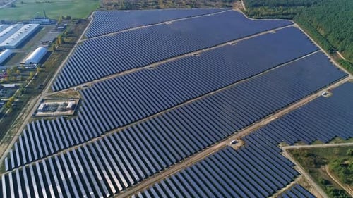 Luftaufnahmen von Drohne. Flug über Solarpanel-Farm. Erneuerbare grüne alternative Energie