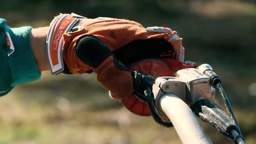 Hand revving dirt bike motorcycle throttle