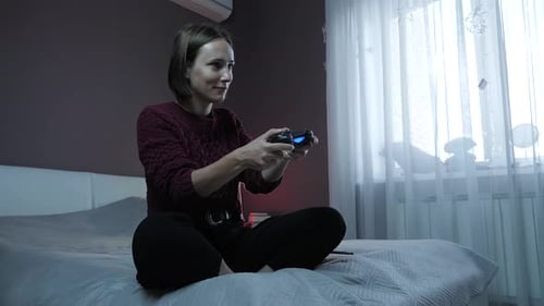 Mädchen spielt in Videospielen auf digitaler Konsole mit drahtlosem Joystick