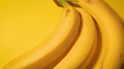Bananes fraîches sur fond jaune minimaliste