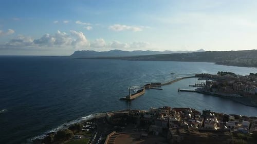 Eine Luftaufnahme des Leuchtturms auf See. Wunderschöner Blick auf das Meer, den Leuchtturm und die Stadt in Griechenland