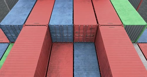 Vista del ángulo del Zumbido de las pilas de contenedores de transporte de carga