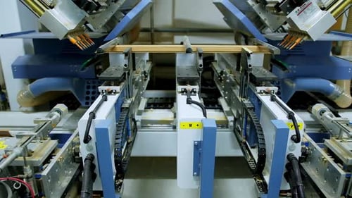 Robotergerät für die Herstellung von Türen. Moderne automatisierte Ausrüstung zur Herstellung von Türen in einer Werkstatt.