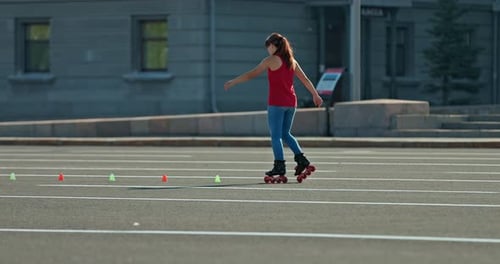Rollerball-Coaching für ein Mädchen, das eine Rotation auf Rollschuhen macht