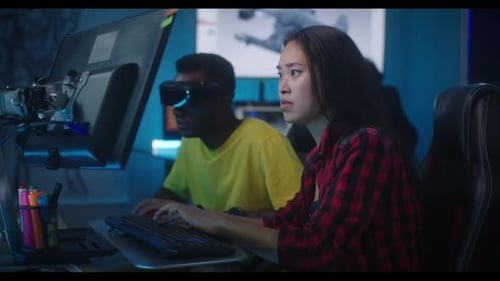 Développeurs de jeux vidéo travaillant ensemble