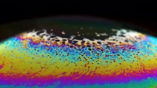 Die
Makroaufnahme einer Seifenblase erzeugt einen farbenfrohen und psychedelischen Hintergrund. Farben des Regenbogens