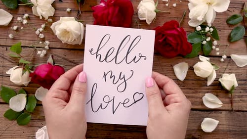 Les mains se rapprochent de l'appareil photo : carte HELLO MY LOVE
