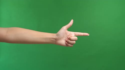 Isolierter weißer grüner Bildschirmhintergrund mit weiblicher Fingerspitze
